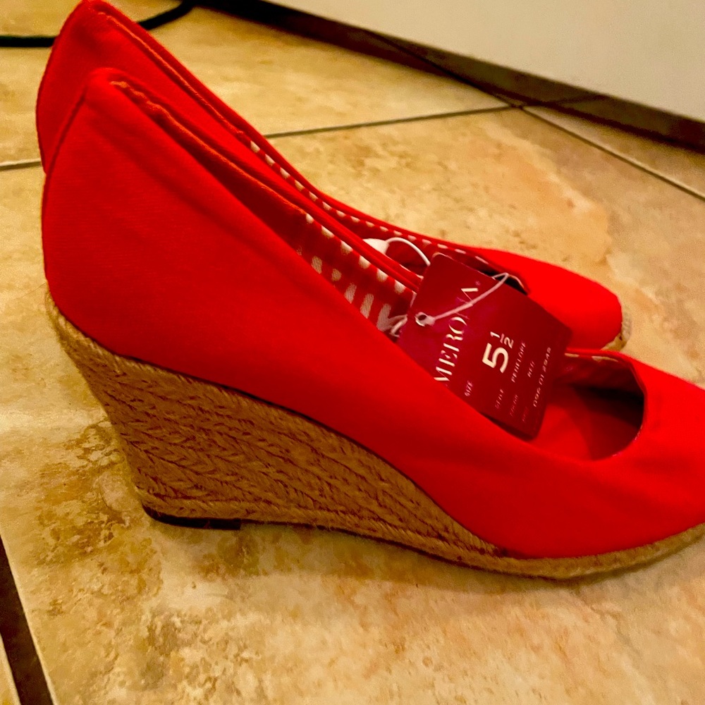 Brand new! Never been worn! Cute shoes for summer.